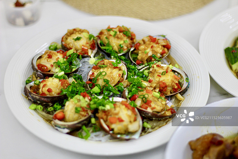 桌上盘子里食物的特写镜头 鲍鱼图片素材