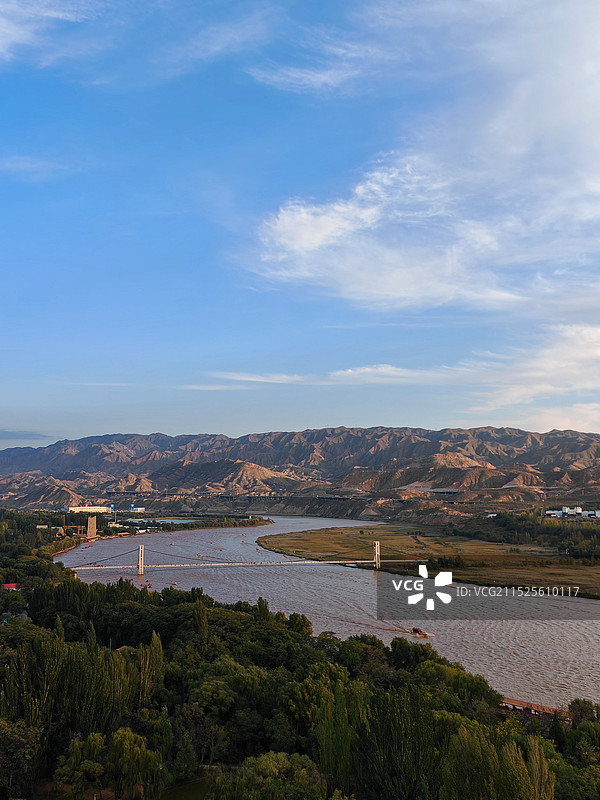 中国西部的狂野与绿洲城市风光图片素材