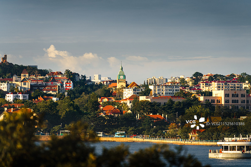 黄昏下的迷人青岛历史城区图片素材
