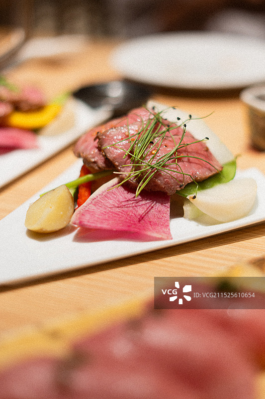 牛肉牛舌高级料理厨艺切菜板上食物的特写镜头图片素材