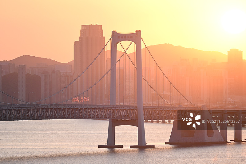 夕阳下的星海湾跨海大桥图片素材