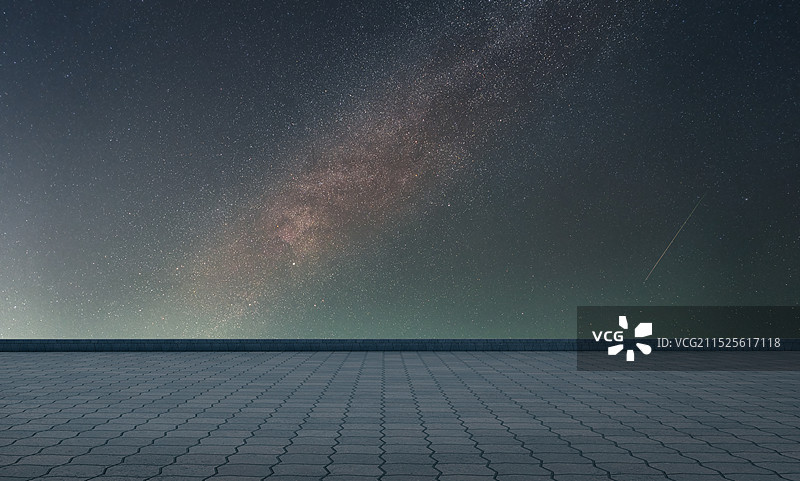 观景台上的银河和流星图片素材