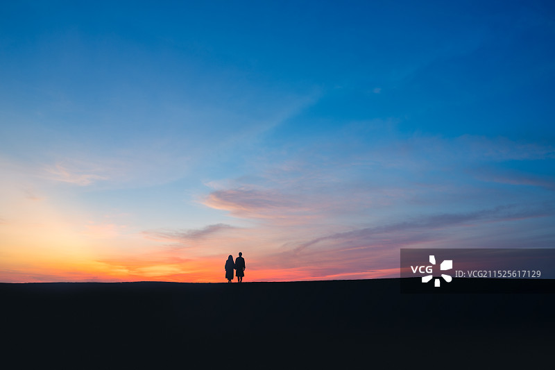 情侣看日落图片素材