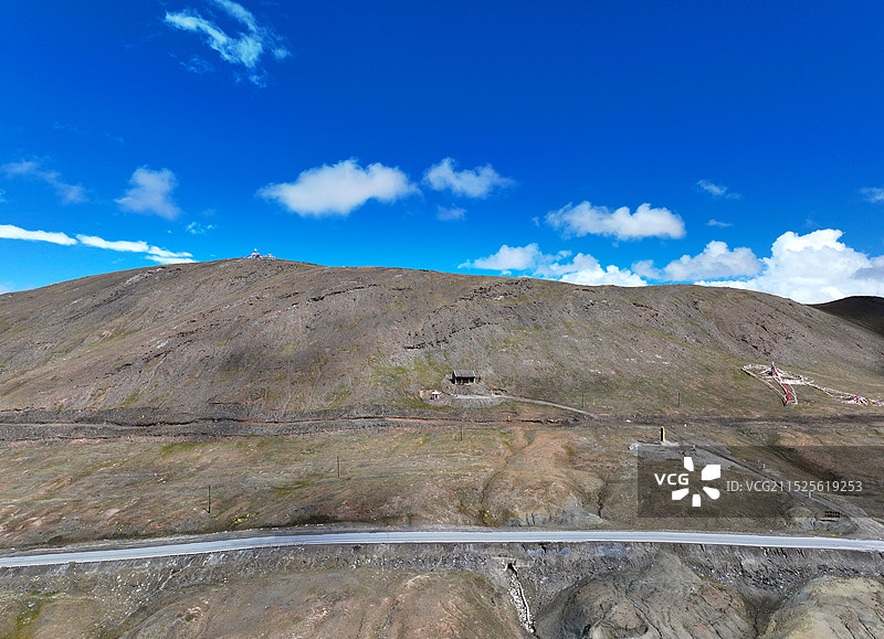 青海省玉树州青藏公路昆仑山世界地质公园昆仑山口航拍图片素材