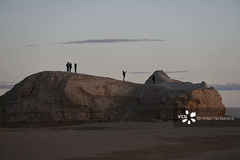 落日时分的乌素特水上雅丹风景图片素材