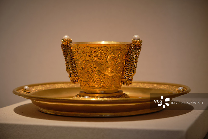 故宫文物：金嵌珠“万寿无疆”杯盘图片素材