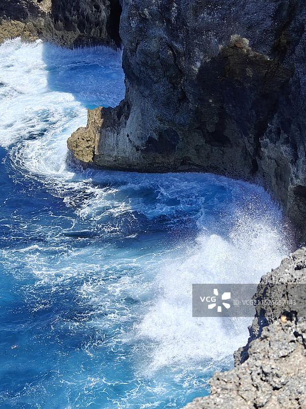 佩尼达破碎海滩深蓝色海浪图片素材