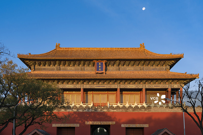早晨日出阳光照亮故宫东华门城楼和天上的月亮图片素材