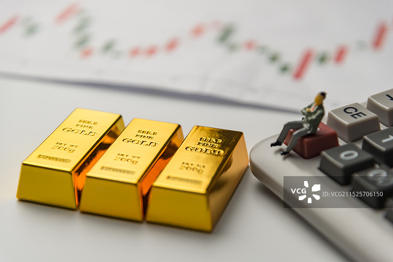 黄金价格配图：金条 计算器和数据分析图片素材