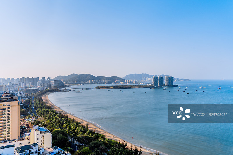 中国海南三亚凤凰岛三亚湾海岸线和城市天际线清晨风光图片素材
