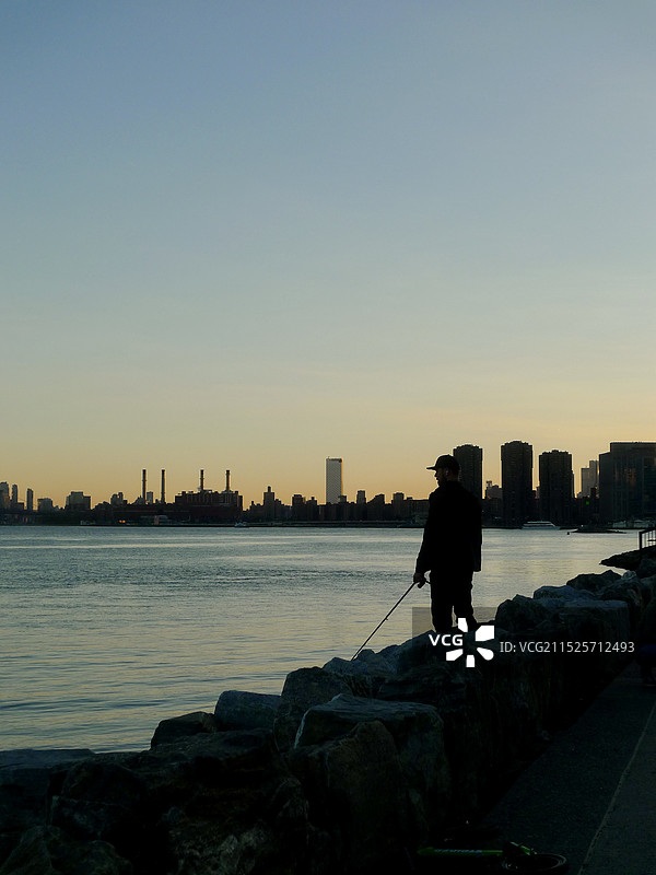 河边钓鱼人图片素材