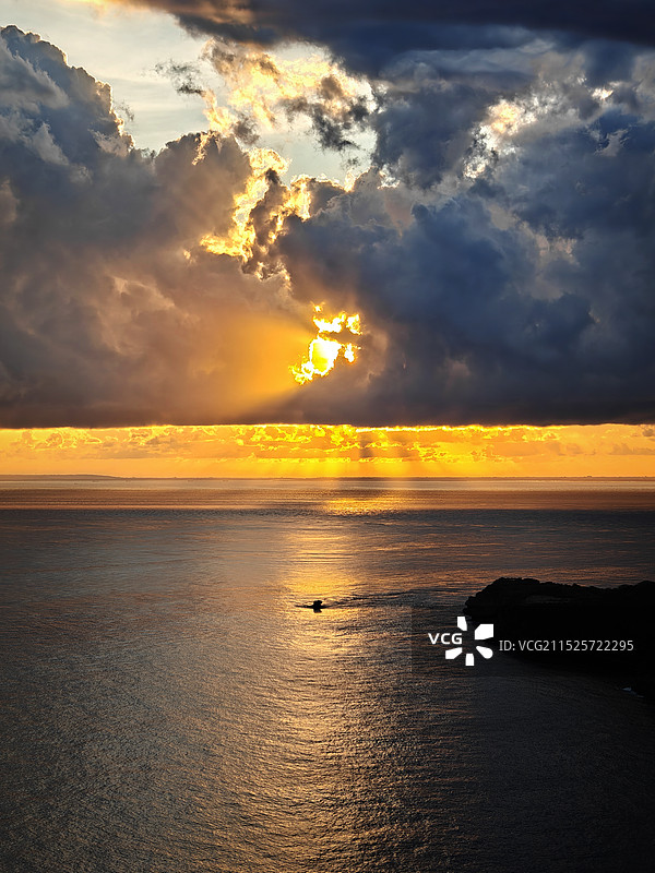 精灵坠崖日落丁达尔光图片素材