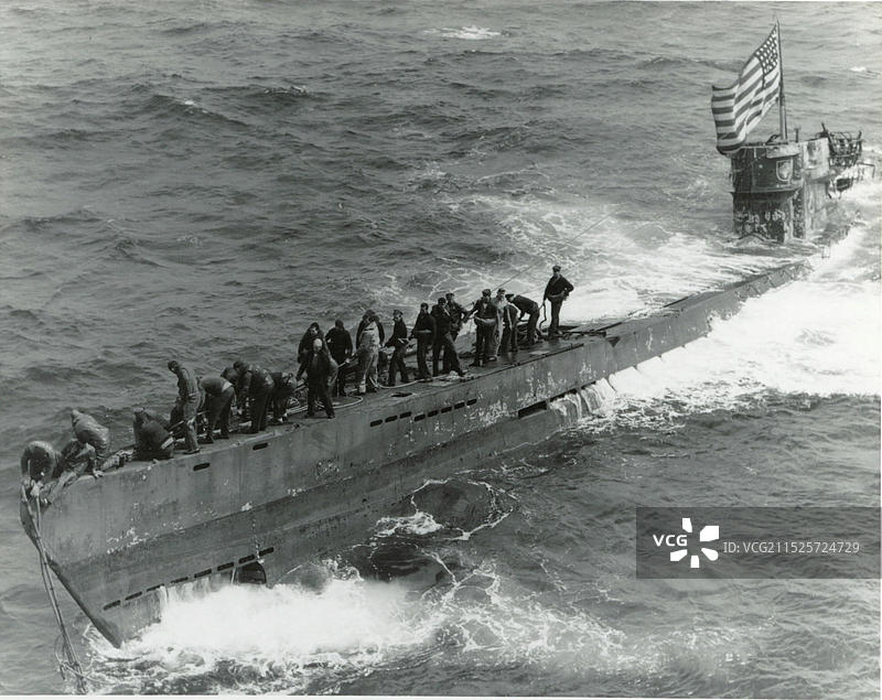 华盛顿海军船厂，1944年6月4日，美国水兵登上德国U-505潜艇图片素材