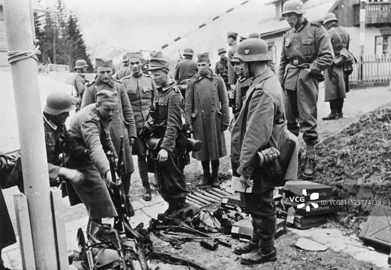 1941年左右南斯拉夫士兵向德国士兵投降图片素材