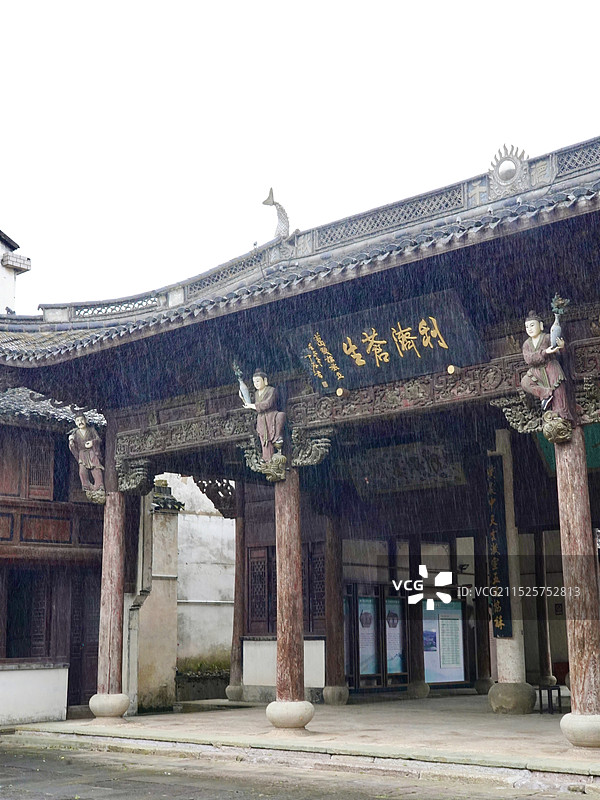 大雨中的诸暨枫桥大庙图片素材