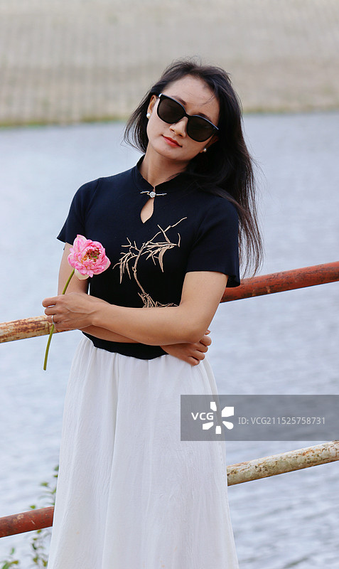 站在湖边的年轻女子画像图片素材