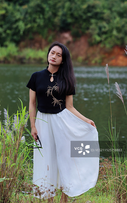 站在湖边的年轻女子图片素材