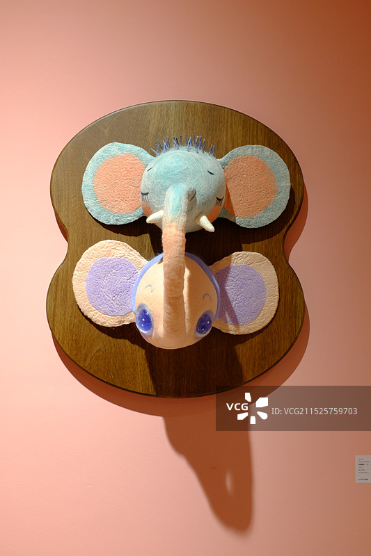 粉红色背景下的玩具大象特写镜头图片素材