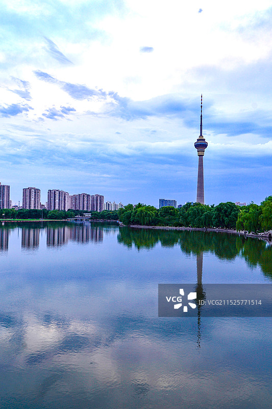 玉渊潭公园和中央电视塔图片素材