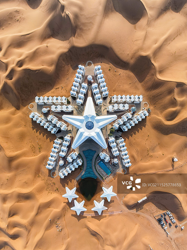 宁夏回族自治区中卫市沙坡头区迎水桥镇网红沙漠星星酒店白昼夜晚航拍风景图片素材