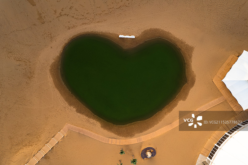 宁夏回族自治区中卫市沙坡头区迎水桥镇网红沙漠星星酒店白昼夜晚航拍风景图片素材