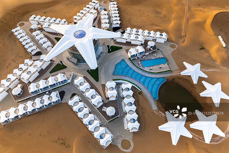 宁夏回族自治区中卫市沙坡头区迎水桥镇网红沙漠星星酒店白昼夜晚航拍风景图片素材