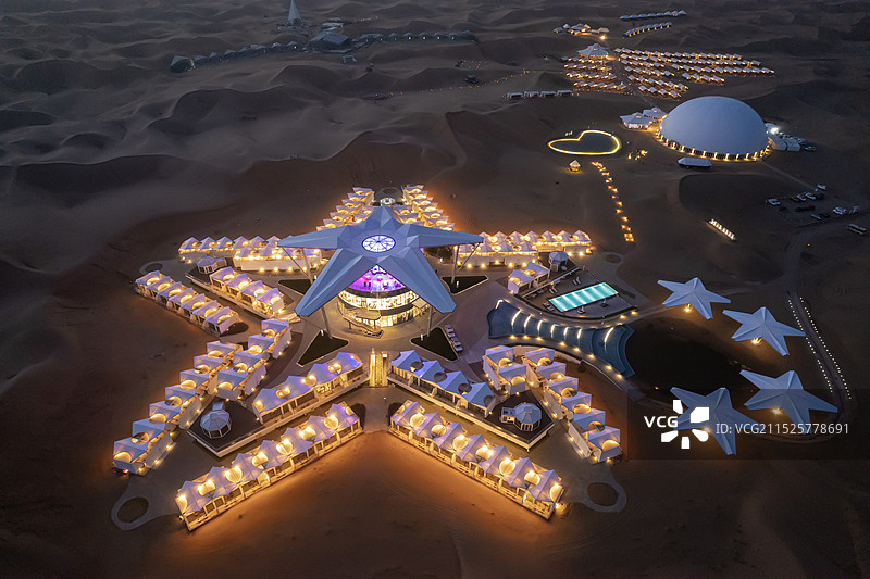宁夏回族自治区中卫市沙坡头区迎水桥镇网红沙漠星星酒店白昼夜晚航拍风景图片素材