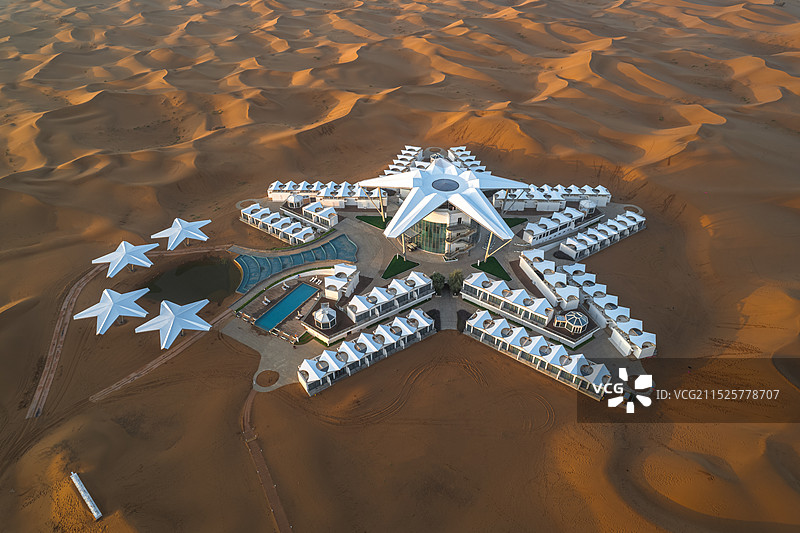 宁夏回族自治区中卫市沙坡头区迎水桥镇网红沙漠星星酒店白昼夜晚航拍风景图片素材
