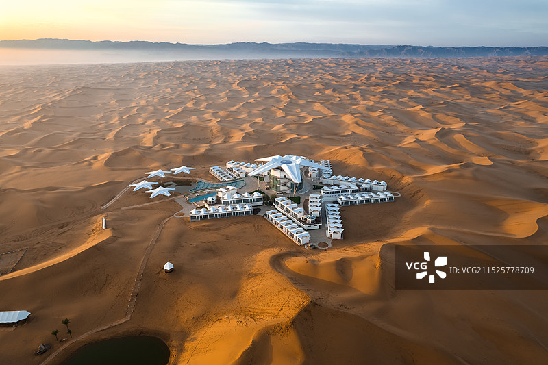 宁夏回族自治区中卫市沙坡头区迎水桥镇网红沙漠星星酒店白昼夜晚航拍风景图片素材