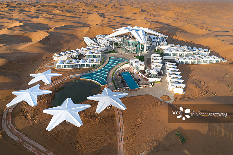 宁夏回族自治区中卫市沙坡头区迎水桥镇网红沙漠星星酒店白昼夜晚航拍风景图片素材