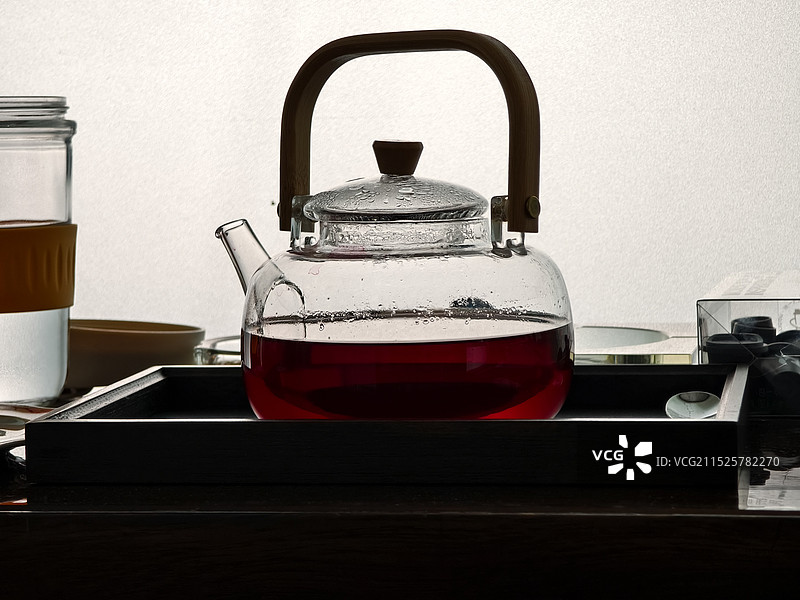 靠墙的桌子上的养生壶泡茶壶水壶特写镜头图片素材