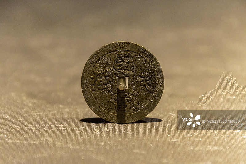 北京故宫“大道之行：儒家文化特展”：金“国富民强吉庆有余”钱（清，故宫博物院）图片素材