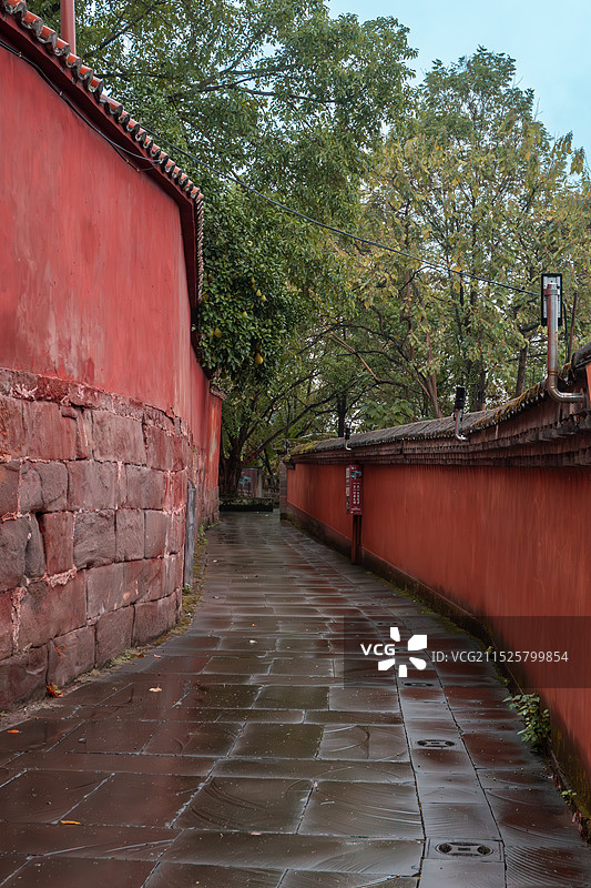 重庆合川涞滩古镇二佛寺红墙青石板过道图片素材