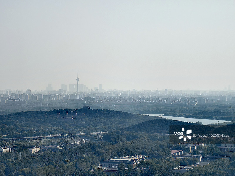 颐和园与中央电视塔同框图片素材