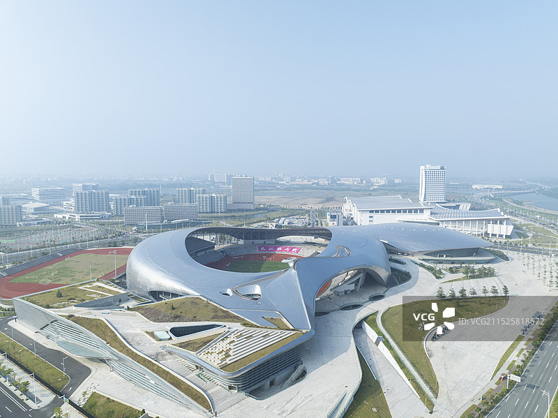 航拍广东汕头东海岸大道边的体育中心图片素材