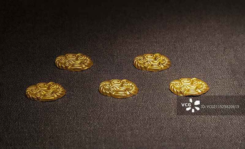 天津博物馆（天津文博院）“哈萨克斯坦历史文物展”：带有两个狮鹫公羊头图像的饰品图片素材