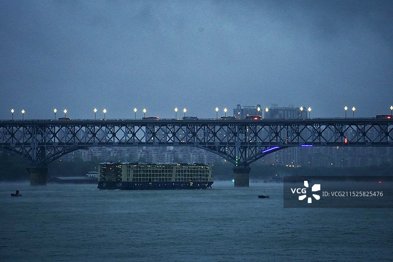 雨中的南京长江大桥图片素材
