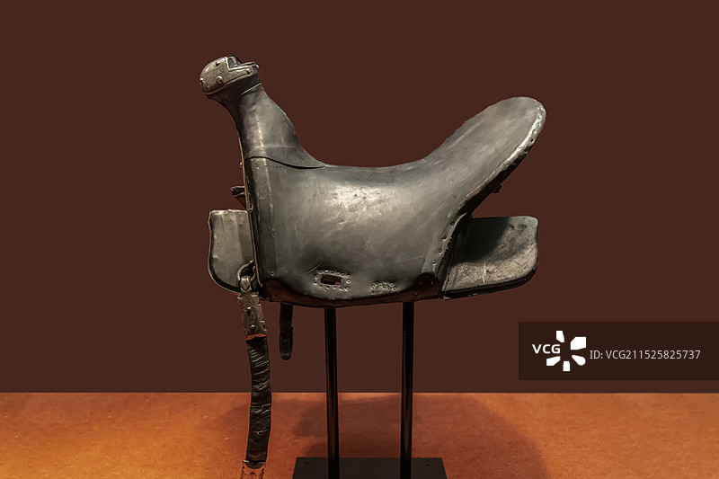 天津博物馆（天津文博院）“哈萨克斯坦历史文物展”：马鞍（20世纪末，木头、金属、皮革，哈萨克斯坦）图片素材