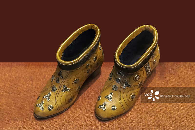 天津博物馆（天津文博院）“哈萨克斯坦历史文物展”：女式靴子（20世纪，皮革、木头，手工制作工艺）图片素材