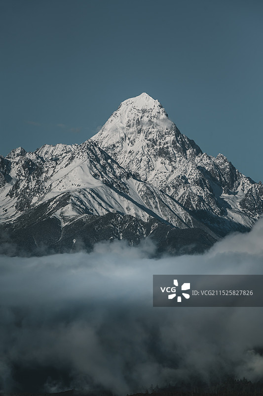 云南红拉山垭口拍摄滇藏交界处他念他翁主峰达美拥雪山图片素材