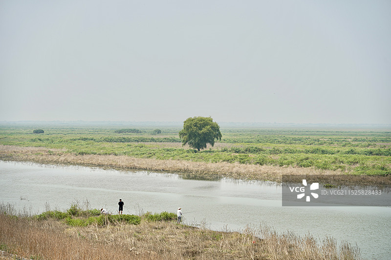 雾气中南京石臼湖畔钓鱼的人图片素材
