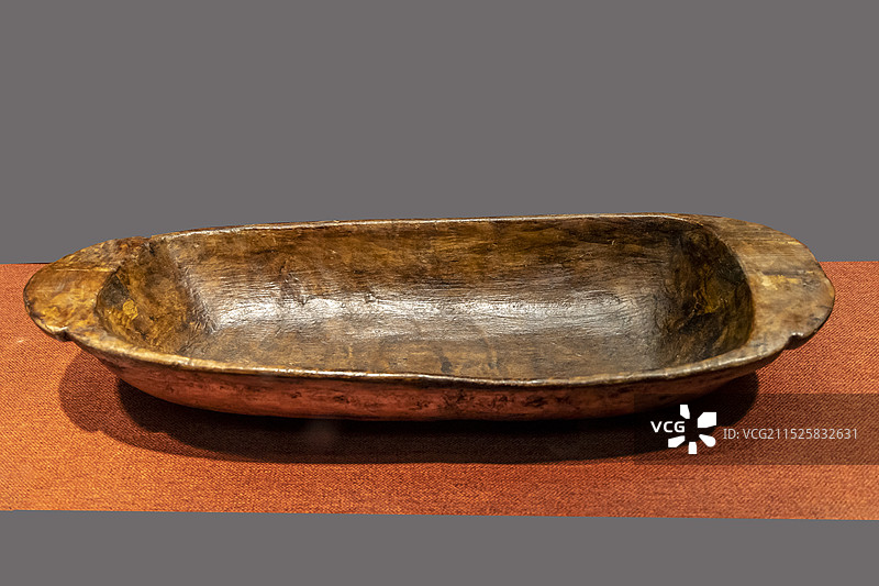 天津博物馆（天津文博院）“哈萨克斯坦历史文物展”：肉类盘子（20世纪，木头，手工制作工艺，阿克莫拉州图片素材