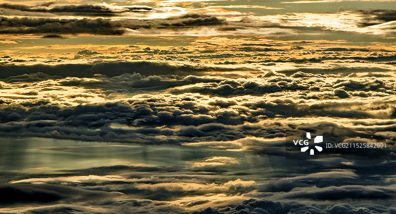 夕阳中的云海航拍图片素材