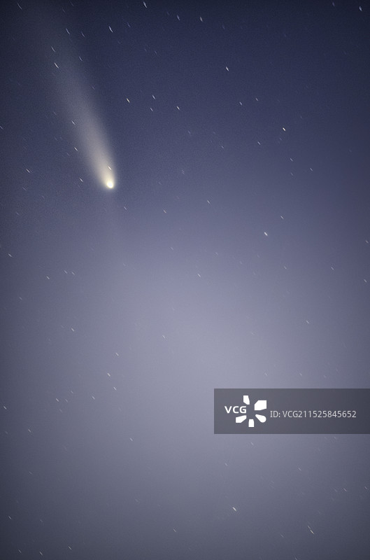 北京颐和园夜空的紫金山阿特拉斯彗星图片素材