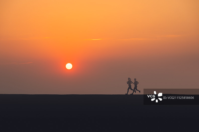 迎着阳光奔跑图片素材
