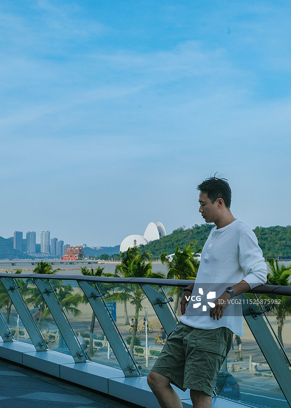 珠海情侣路城市阳台 倚靠在栏杆上的男子图片素材