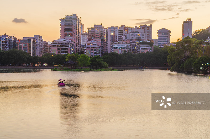 福建省福州西湖公园的水边城市建筑图片素材