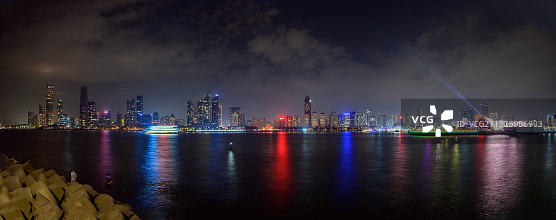 中国山东青岛浮山湾城市夜景灯光秀图片素材