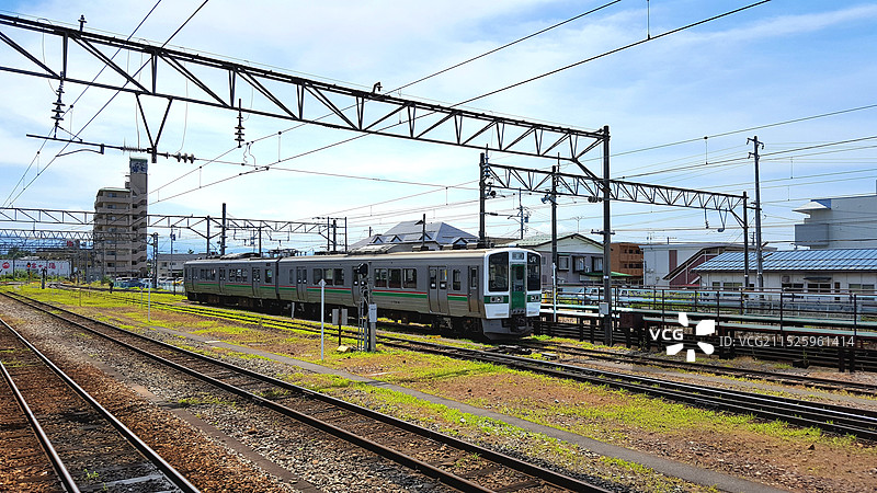 日本福岛县会津若松市，停靠在JR会津若松站的719系电车图片素材