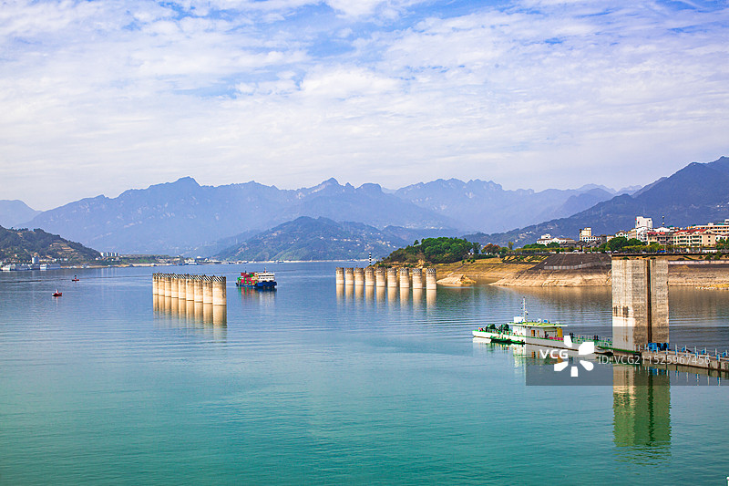 轮船缓缓对号驶入三峡水利枢纽五级船闸图片素材